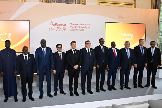 Autour du président français, le 20 juin 2024, au Quai d’Orsay, à Paris (d g. à dr.) le président sénégalais Bassirou Diomaye Faye, le Ghanéen Nana Akufo-Addo, le président de la Commission de l’Union africaine Mahamat Moussa Faki, le chef de la diplomatie française, Stéphane Séjourné, le président du conseil d’administration de Gavi José Manuel Baroso, le président rwandais Paul Kagame, le Botswanais Masisi, les ministres italien et britanniques des affaires étrangères Antonio Tajani et David Cameron, et le patron de l’Organisation mondiale de la santé, le Dr Tedros Adhanom Ghebreyesus.