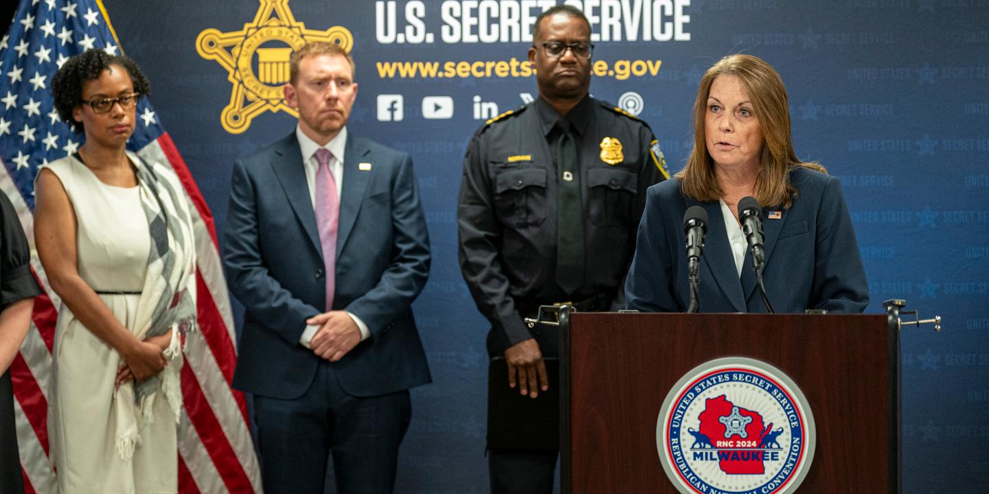 La direttrice dei servizi segreti ha detto che “si assume la responsabilità” del tentato omicidio di Donald Trump, ma non ha intenzione di dimettersi