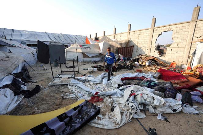 Un homme marche sur des tentes détruites après une attaque sur la zone d’al-Mawasi, au nord-ouest de la ville palestinienne de Rafah, samedi 22 juin 2024.