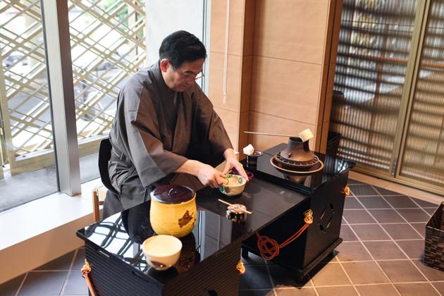 La cérémonie du thé hautement codifiée, exécutée ici par le maître Akira Tada à l'hôtel Kitano de Tokyo.