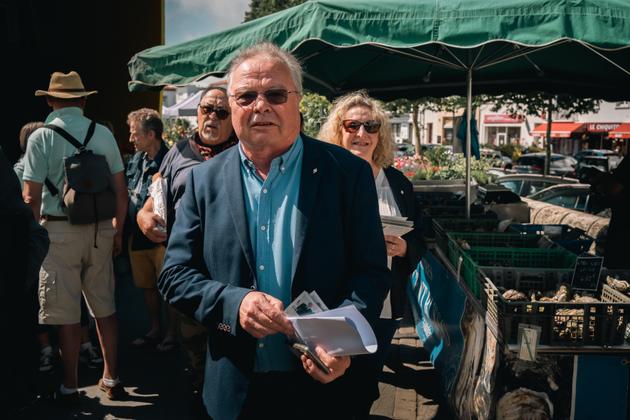 Pascal Markowsky, candidat Rassemblement national dans la 4ᵉ circonscription de la Charente-Maritime, tracte en compagnie de sa femme Séverine Werbrouck (à droite), potentielle future eurodéputée RN, sur le marché de Royan, le 21 juin 2024.