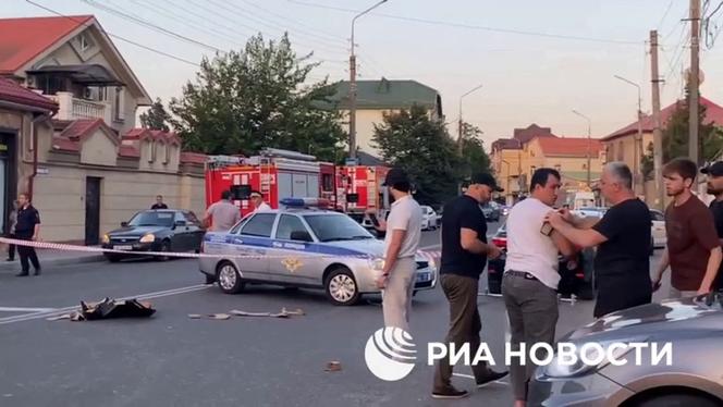 Capture d’écran d’une vidéo publiée le 23 juin 2024 par l’agence de presse officielle russe RIA Novosti montrant une zone bouclée par la police à la suite d’attaques meurtrières contre des églises et une synagogue au Daghestan.