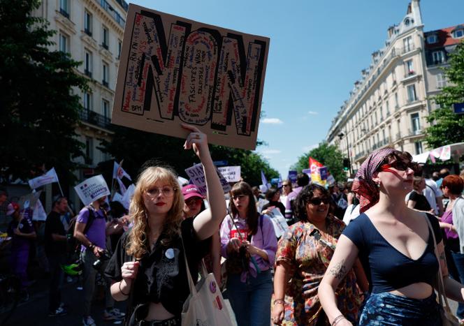 Durante uma manifestação feminista contra a manifestação nacional, antes das eleições legislativas de 2024, 23 de junho de 2024, em Paris.