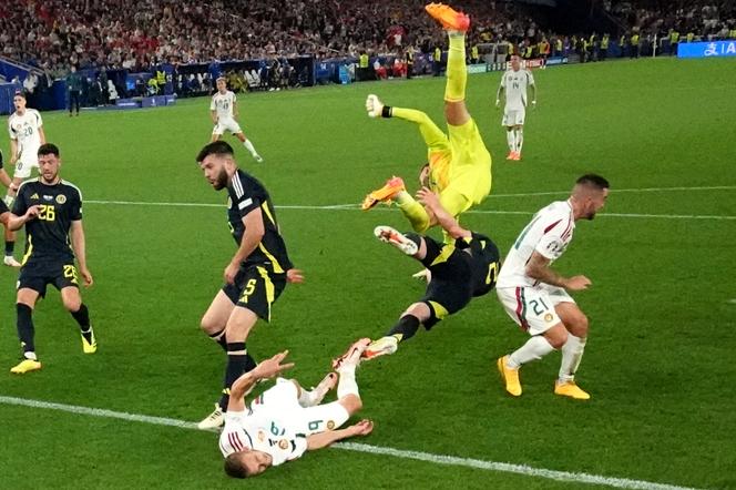 Barnabas Varga dell'Ungheria (in bianco, a terra) cade al collo al 68° minuto della partita tra Ungheria e Scozia a Euro 2024, a Stoccarda, Germania, 23 giugno 2024.