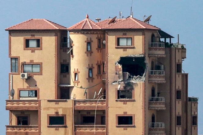 Le haut de la tour Hajji, qui abrite plusieurs bureaux dont ceux de l’Agence France-Presse (AFP), touché par une frappe, dans la ville de Gaza, le 3 novembre 2023.