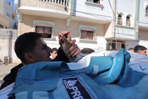 Lors des funérailles de Hamza Al-Dahdouh, un journaliste de la chaîne de télévision Al-Jazira, qui a été tué lors d’une frappe aérienne israélienne, à Rafah, dans la bande de Gaza, le 7 janvier 2024.