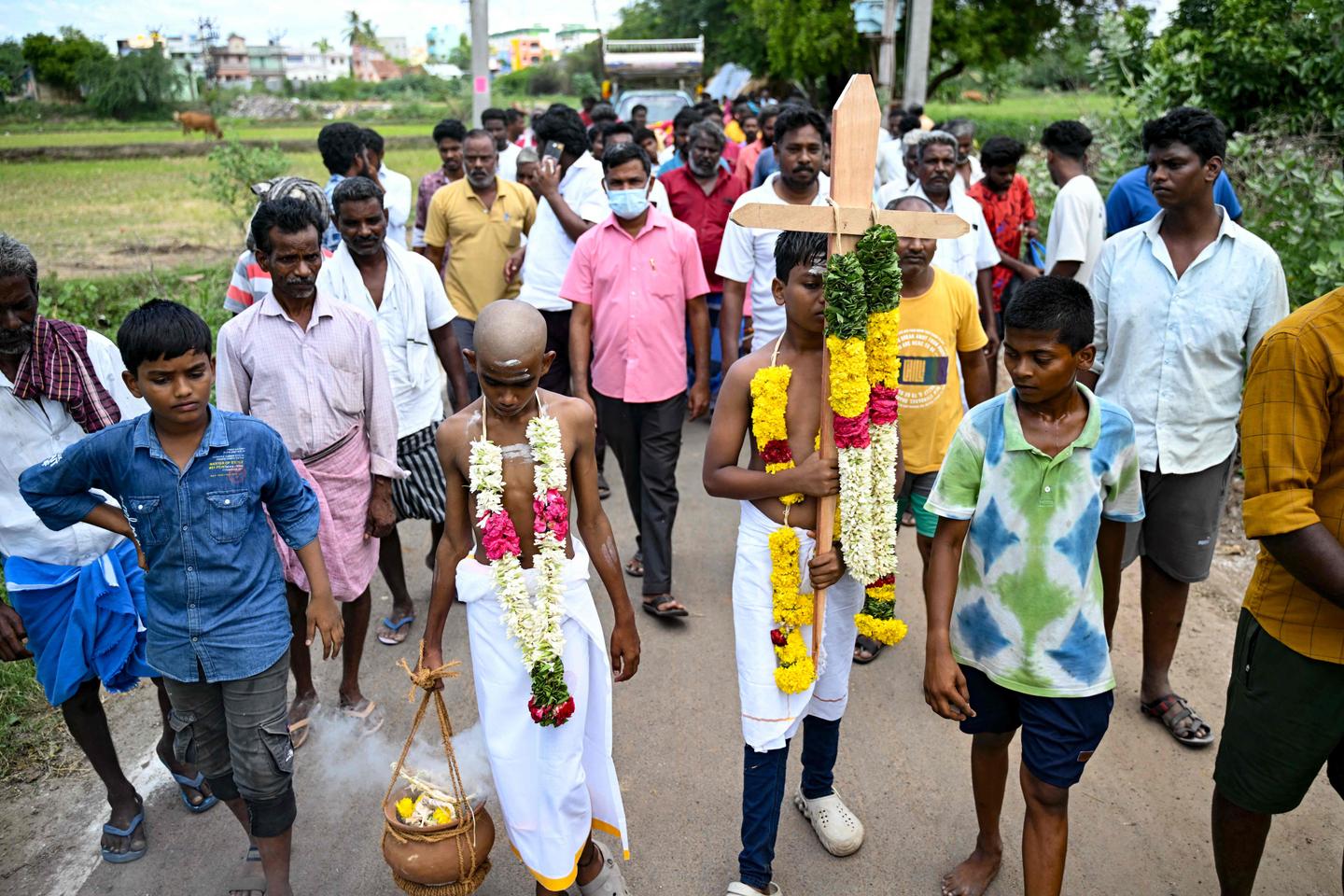 インドでは、闇市場で売られた偽造酒の消費により56人が死亡、117人が入院した。