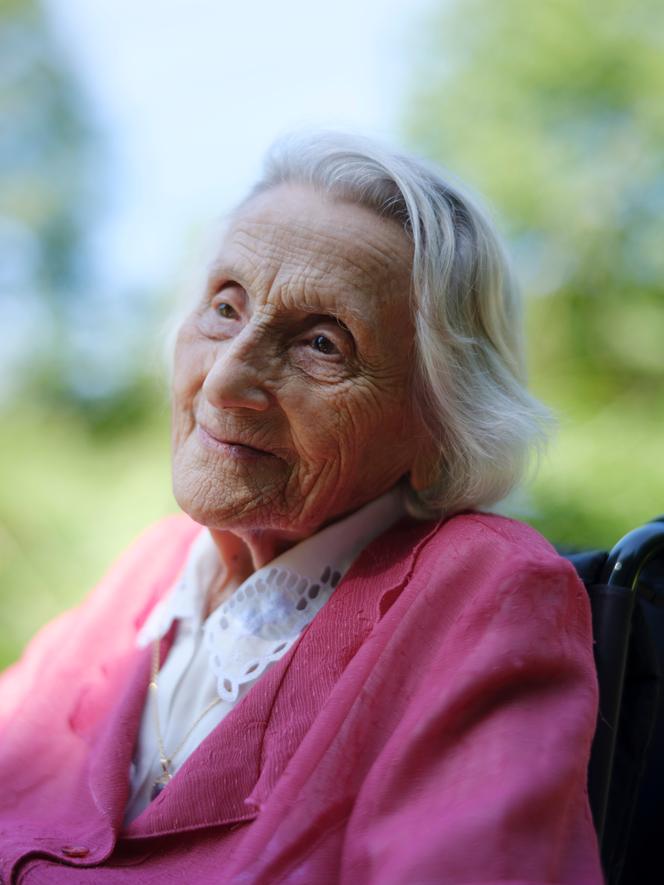 Denise Leroy, née le 4 juillet 1913, dans le parc des Dervallières, à Nantes, le 7 juin 2024.