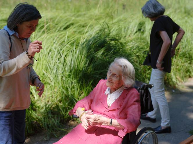Denise Leroy, born July 4, 1913, in the Dervallières park in Nantes, accompanied by her granddaughters Estelle (right) and Anne-Mireille (left), June 7, 2024.