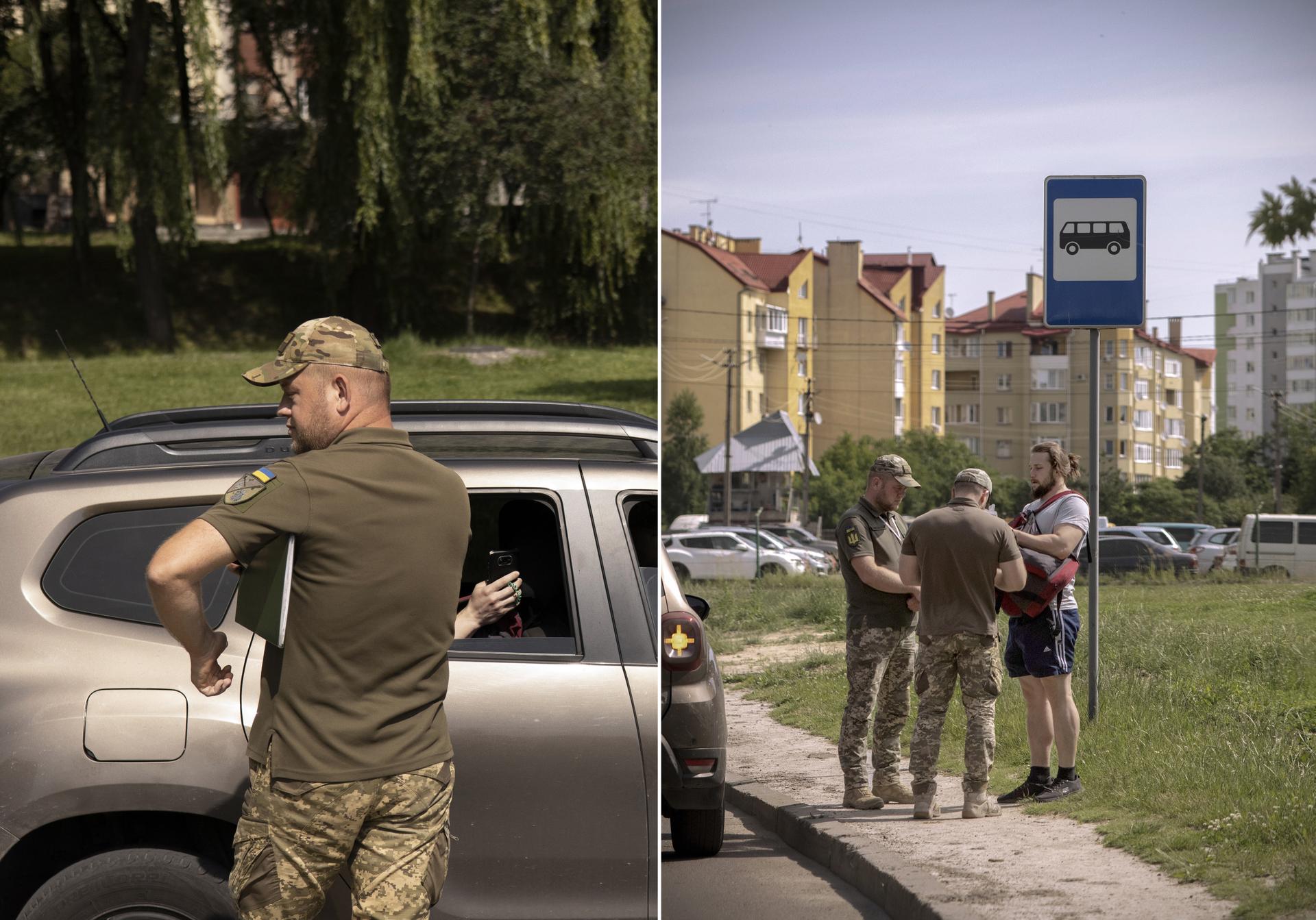 Serhiy Furman, 43 ans, contrôle les documents administratifs des citoyens, à Lviv, en Ukraine, le 19 juin 2024.