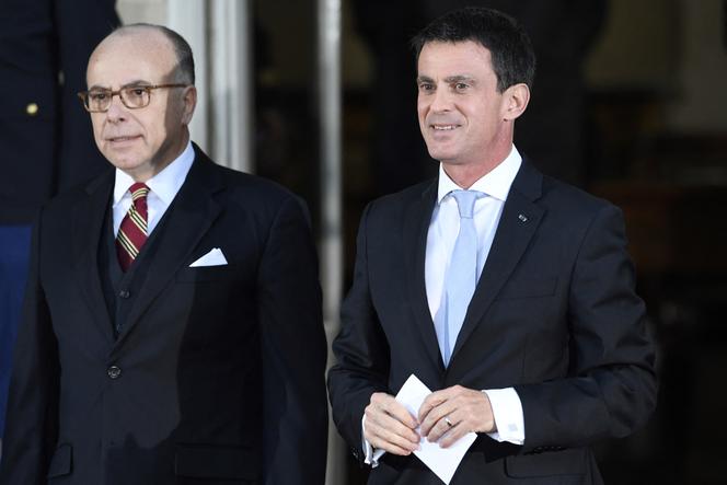  Bernard Cazeneuve et Manuel Valls, à la suite de la cérémonie de passation de pouvoirs, à Matignon à Paris, le 6 décembre 2016.