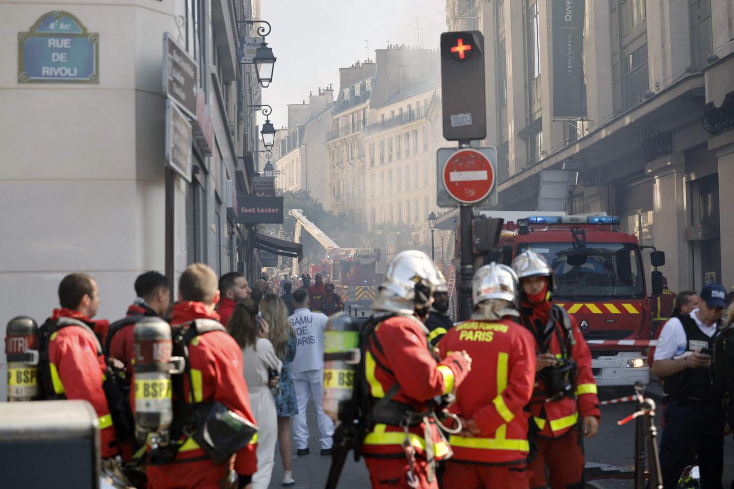 Paris dix blessés, dont huit pompiers, dans un incendie proche du BHV, qui a été fermé
