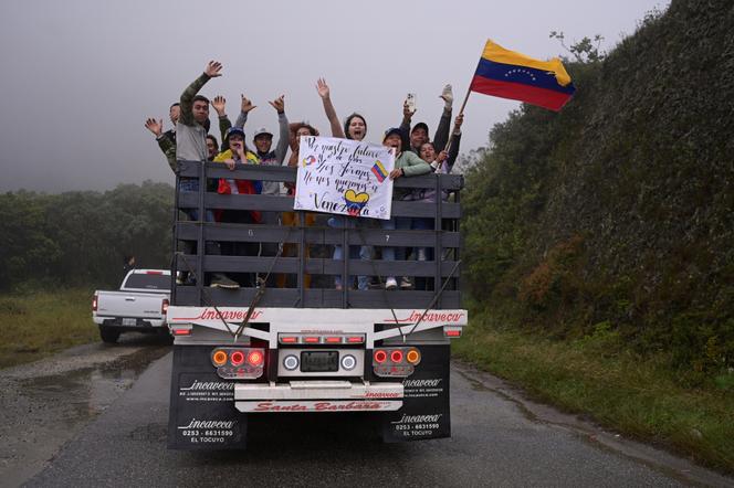 Des partisans du candidat d’opposition à la présidentielle vénézuélienne, Edmundo Gonzalez Urrutia, dans l’Etat de Mérida, le 26 juin 2024. Sur l’affiche : « No nos queremos ir de Venezuela » (« Nous ne voulons pas quitter le Venezuela »).