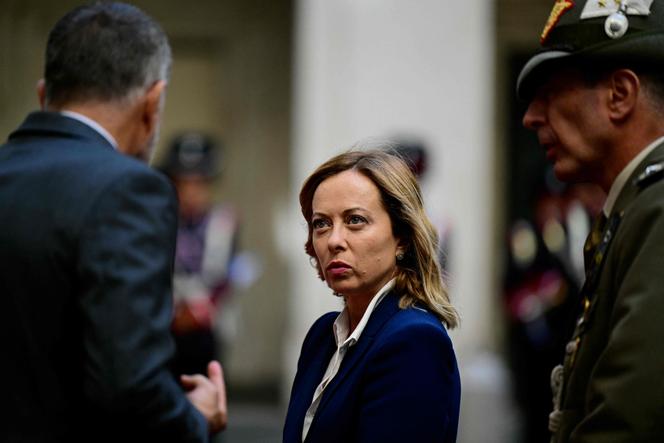 La presidente del Consiglio italiano Giorgia Meloni attende la visita del primo ministro ungherese Viktor Orbán a Palazzo Sigi a Roma il 24 giugno 2024.