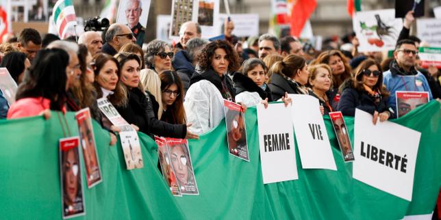 Chirinne Ardakani, avocate : « Vanter le courage des Iraniennes pour s’en prendre aux femmes portant le voile en France est une rhétorique désormais bien rodée »