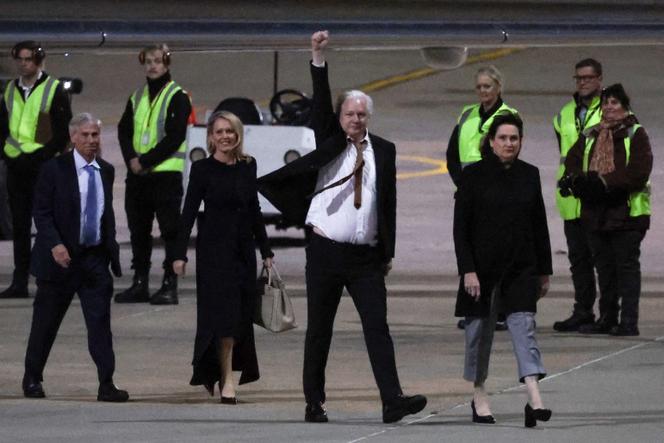 Le fondateur de WikiLeaks, Julian Assange, à son arrivée à l’aéroport de Canberra, le 26 juin 2024.