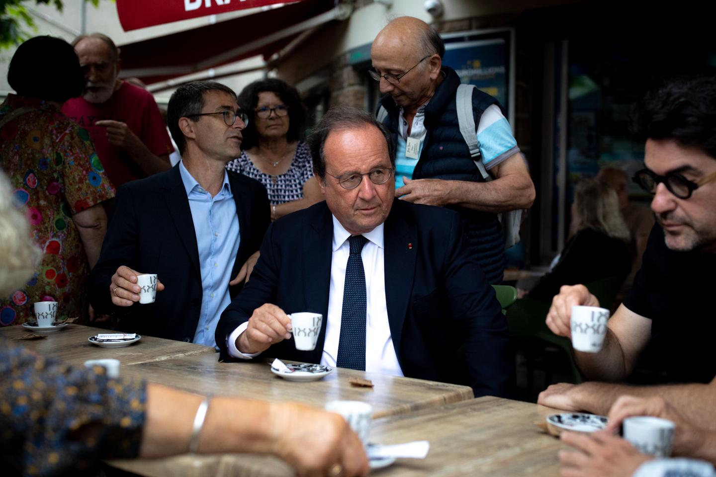 Former president François Hollande qualifies for second round of snap elections