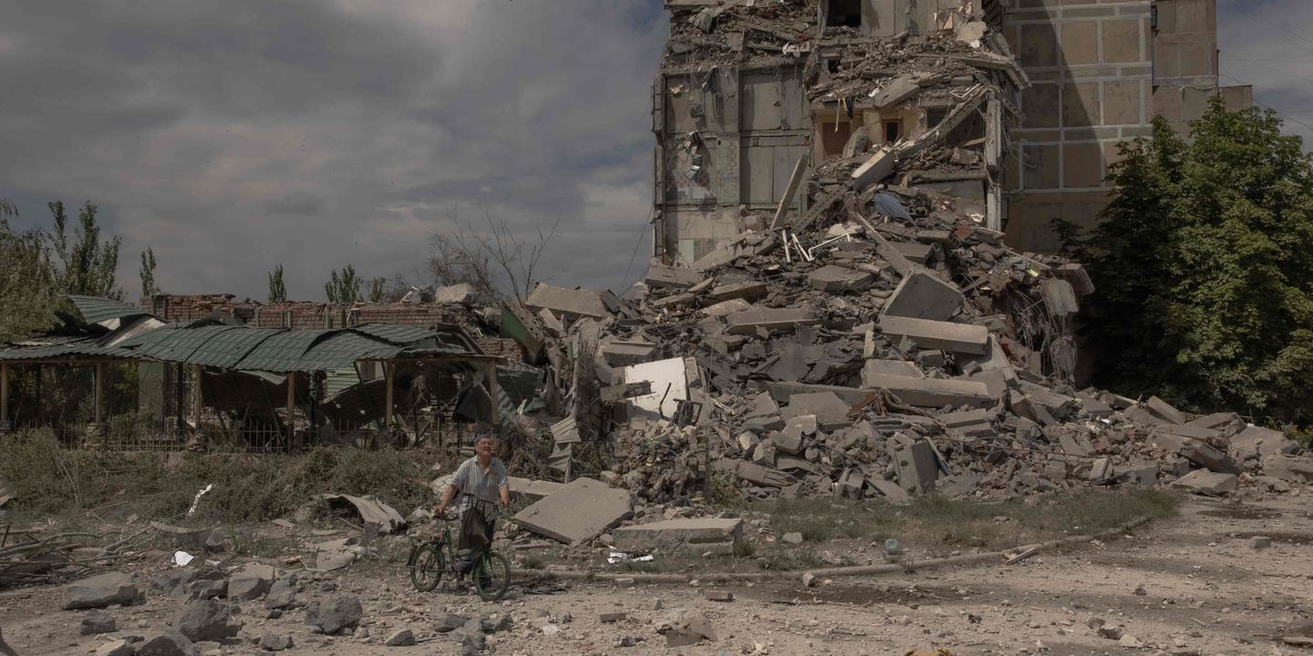Wschodnia Ukraina, która doświadczyła licznych ataków, Wołodymyr Zełenski wychodzi na linię frontu