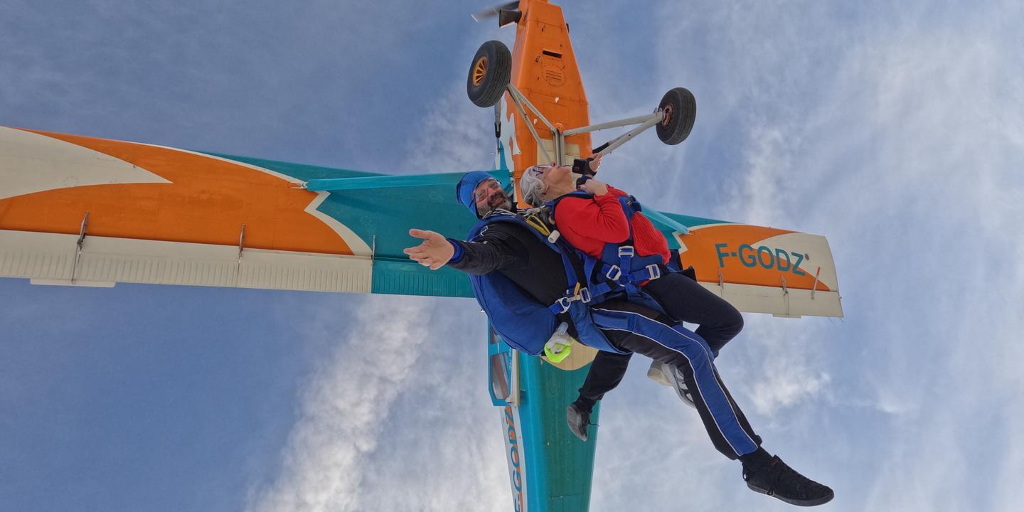 Voyage, sexe et parachute : Catherine Draveil, l’ancienne nonne qui veut renouer avec  la beauté du monde 