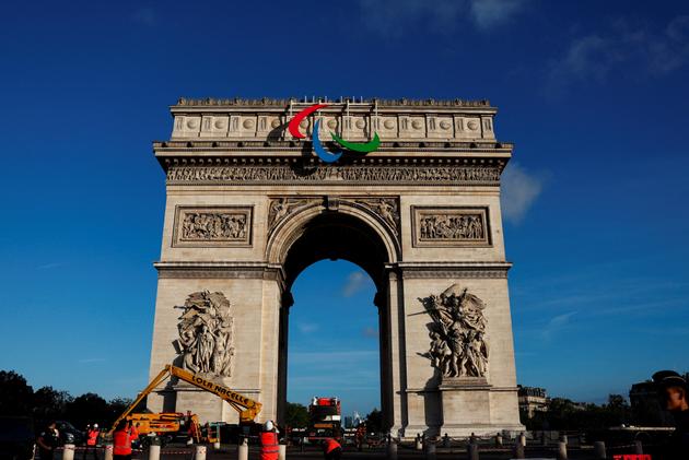 Le logo des Jeux paralympiques est installé sur l’arc de Triomphe à Paris, le 28 juin 2024.