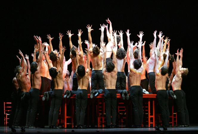 Les danseurs du Béjart Ballet Lausanne interprétent le « Boléro » de Maurice Ravel, à Lille, le 26 novembre 2004.