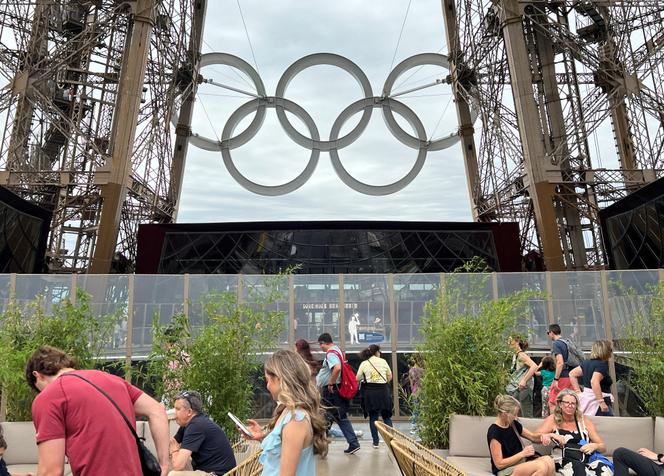 Les anneaux olympiques sont installés sur la tour Eiffel pour les Jeux olympiques et paralympiques de Paris, le 29 juin 2024. 