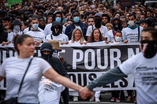 Une marche silencieuse en hommage à Nahel a eu lieu à Nanterre à la suite de l’appel de Mounia Merzouk, sa maman, qui apparaît au centre de la photo, le 29 juin 2024.