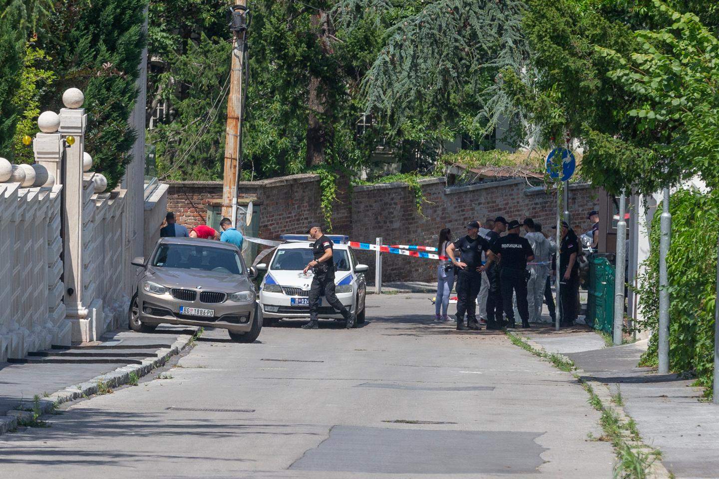 Polizist bei „Terroranschlag“ vor der israelischen Botschaft in Belgrad verletzt