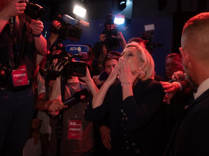 Marine Le Pen célèbre les résultats du Rassemblement national dans la salle de l’Abbaye, à Hénin-Beaumont (Pas-de-Calais), le 30 juin 2024.