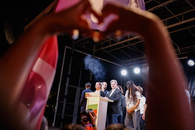 Jean-Luc Mélenchon s’adresse à la foule réunie pour la soirée électorale du Nouveau Front populaire, place de la République, à Paris, le 30 juin.