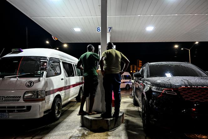 Gli automobilisti si mettono in fila a una stazione di servizio prima che l'uragano Beryl raggiunga Bridgetown, Barbados, il 29 giugno 2024.