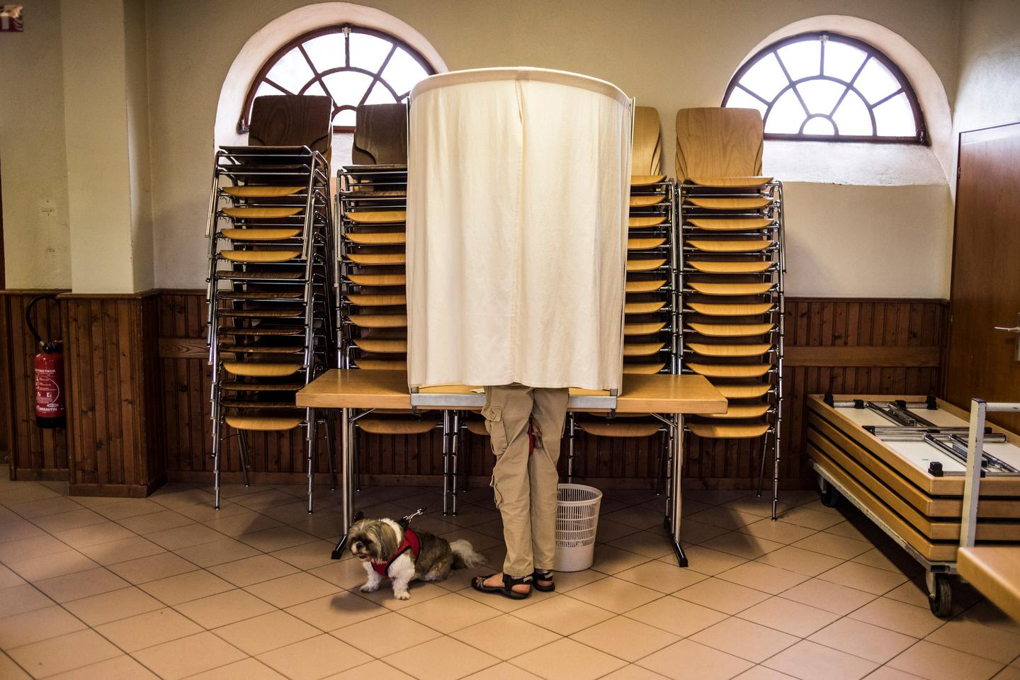 French elections: Strong mobilization with voters wanting 'change and order' or 'to block' the far right