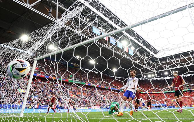 La gioia di Antoine Griezmann dopo il primo gol della Francia contro il Belgio, a Dusseldorf (Germania), 1 luglio 2024.