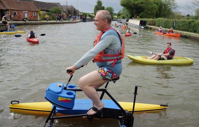 Le leader libéral-démocrate Ed Davey sur la rivière Cherwell, pendant sa campagne pour les élections générales, à Oxford (Angleterre), le 30 juin 2024.