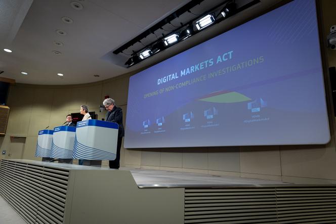 La commissaire européenne à la concurrence, Margrethe Vestager (au centre), et Thierry Breton, commissaire européen au numérique (à droite), lors d’une conférence de presse, à Bruxelles, le 25 mars 2024.