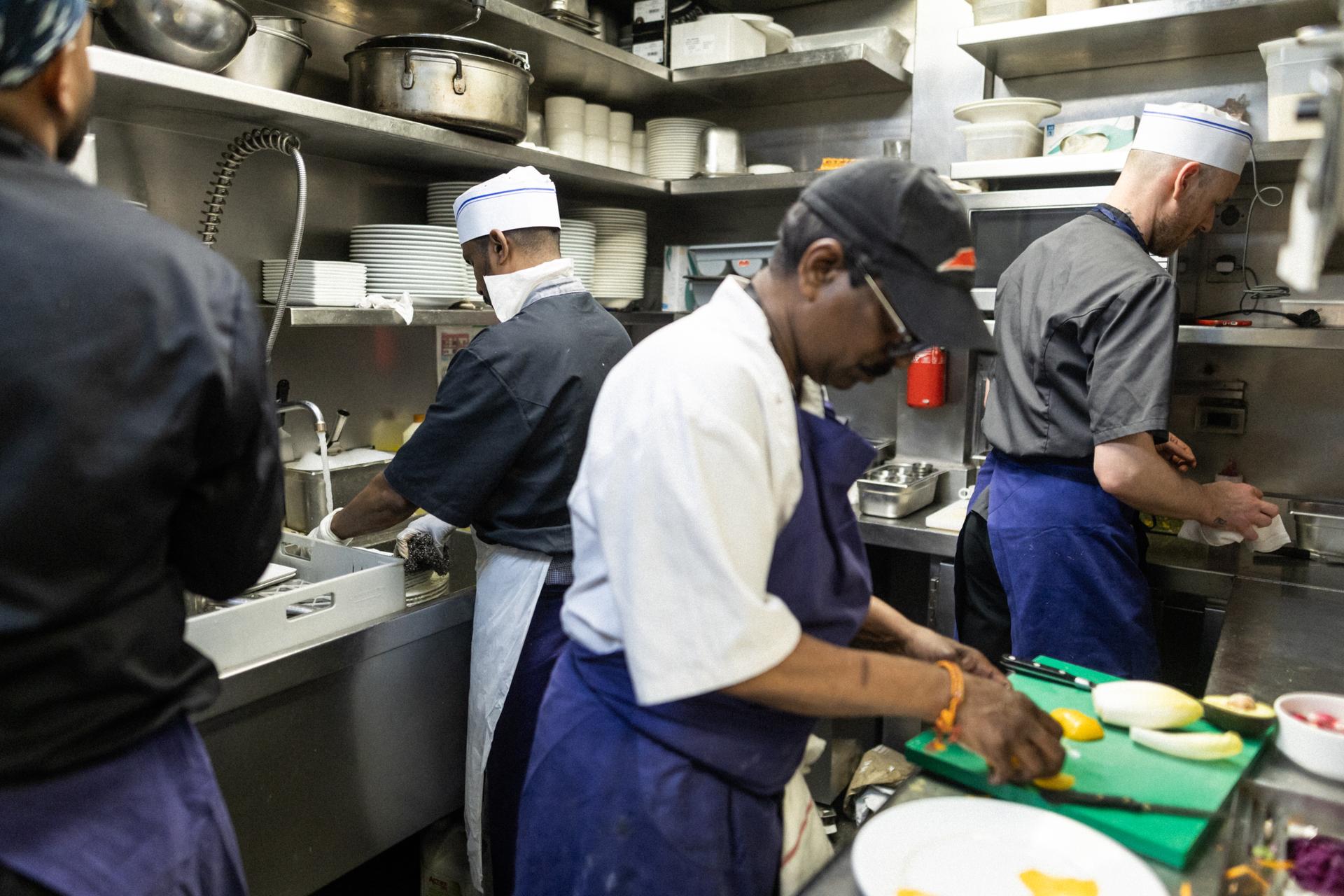 Dans la cuisine du restaurant Les Philosophes, Sri-Lankais, Cap-Verdien, Belge... travaillent ensemble. A Paris, dans le quartier du Marais, le 27 juin 2024.