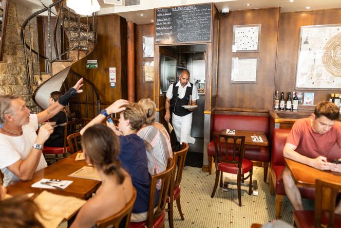 Ravindran est sri-lankais et travaille dans le même restaurant depuis dix-sept ans, à Paris, le 27 juin 2024. 