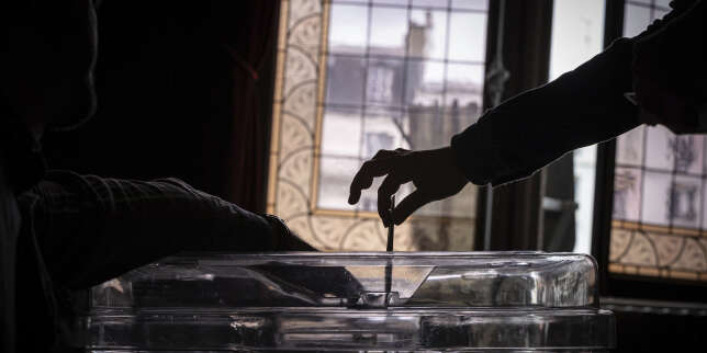 Dans un bureau de vote, pour le premier tour des élections législatives, à Paris, dimanche 30 juin 2024.