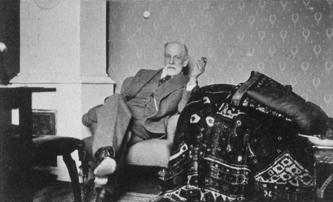 Sigmund Freud, assis à côté de son célèbre divan, dans son cabinet viennois, en 1933.