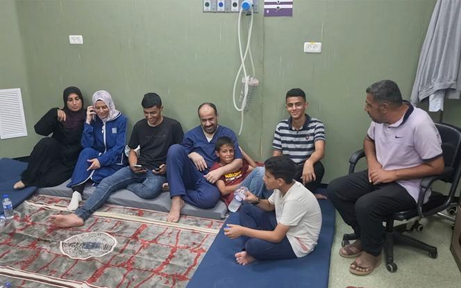 Israel frees director of Gaza hospital, sparking internal political backlash | WN24 1 Video of Al-Shifa hospital director Mohammed Abu Selmia (center) with his family and other detainees after their release from a hospital in Khan Younis (Gaza Strip), July 1, 2024.