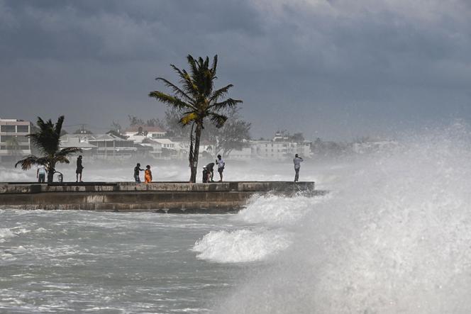 Hurricane Beryl strengthens to 'potentially catastrophic' Category 5 storm | WN24 1 People visit a pier during a high tide after the passage of Hurricane Beryl in Oistins near Bridgetown, Barbados on July 1, 2024.
