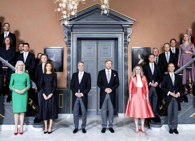 De nieuwe Nederlandse premier, Dick Schoof (links, midden) en koning Willem-Alexander (rechts, midden), met de nieuwe regering, in het Koninklijk Paleis op 2 juli 2024. 
