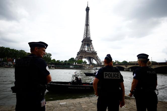 Des policiers devant la tour Eiffel, à Paris, le 2 juillet 2024.