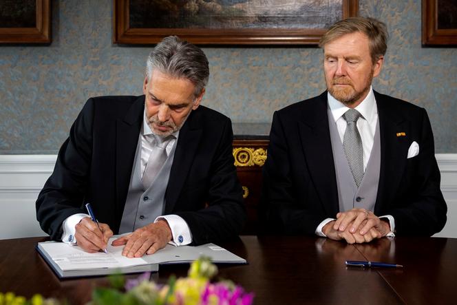 Dutch king swears in a new government seven months after far right won elections | WN24 1 Incoming Prime Minister Dick Schoof, left, meets with Dutch King Willem-Alexander, before being sworn in at royal palace Huis ten Bosch in The Hague, Netherlands, Tuesday, July 2, 2024.
