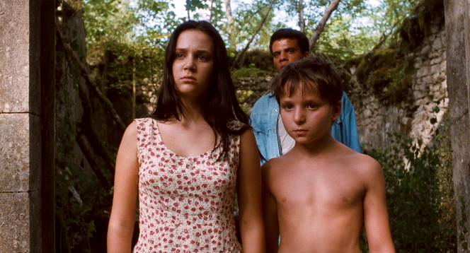 Françoise (Laetitia Legrix), Karim (Zakariya Gouram) et Julien (Martin Mihelich) dans « Plus qu’hier, moins que demain » (1998), de Laurent Achard.