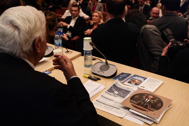 Les dirigeants du Rassemblement national (RN), Jordan Bardella et Marine Le Pen, écoutent Bruno Gollnisch (de dos), lors du colloque sur les 50 ans du Front national, ancêtre du RN, à Paris, le 6 octobre 2022.