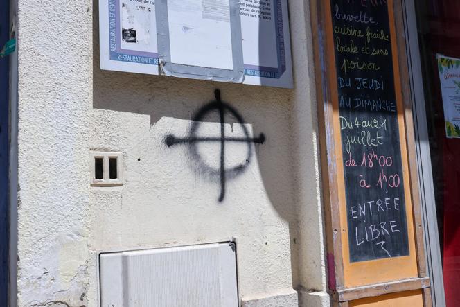 A Celtic cross, symbol of the far right and neo-Nazism, tagged on the facade of a restaurant, in Avignon, July 1, 2024.