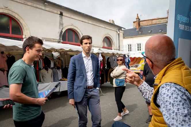 Pierre Gentillet (RN), en vive discussion avec un commerçant, au le marché de Sancoins (Cher), le 3 juillet 2024.