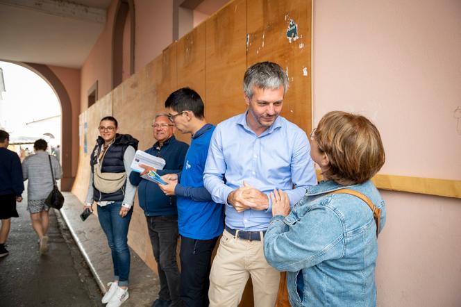 Le député sortant Loïc Kervran (Horizons) en campagne aux éléctions législatives sur la 3e circonscription du département, le 3 juillet 2024.