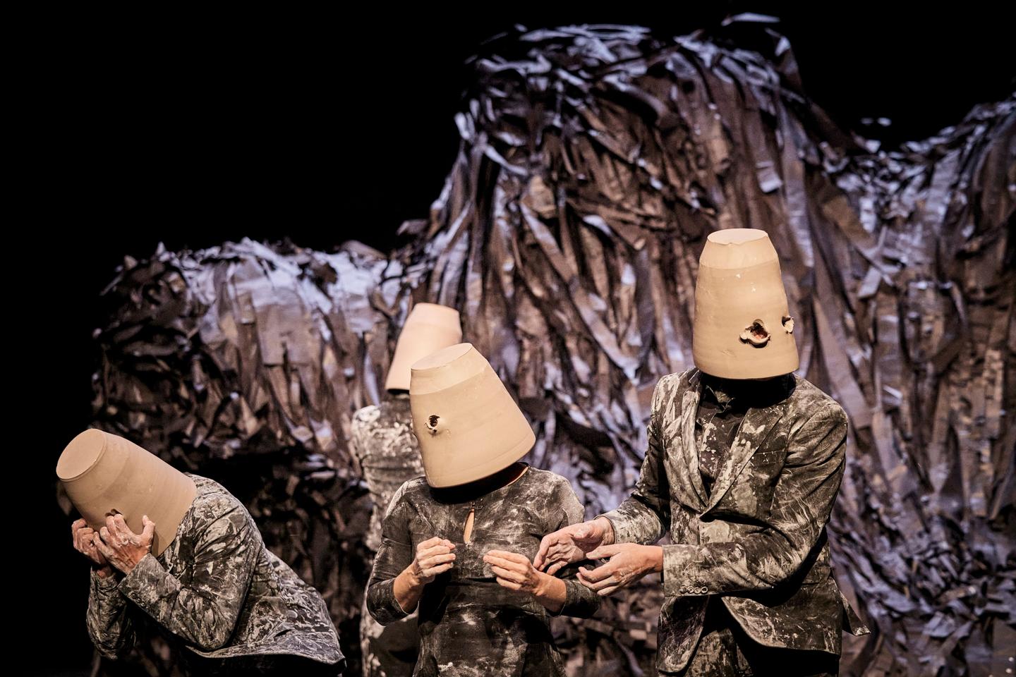 A Avignon, dans &laquo; Qui som ? &raquo;, Baro d&rsquo;evel remoule les pots cass&eacute;s d&rsquo;une humanit&eacute; en miettes